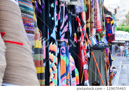 一條鋪滿美麗彩色織品的道路 一條鋪滿美麗彩色織品的道路 129070465