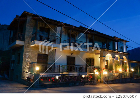 希臘鄉村小鎮酒店夜景 希臘鄉村小鎮酒店夜景 129070507