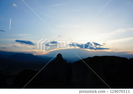 夕陽西下,雲層遮蔽了山峰的輪廓,構成一幅風景畫 夕陽西下,雲層遮蔽了山峰的輪廓,構成一幅風景畫 129070511