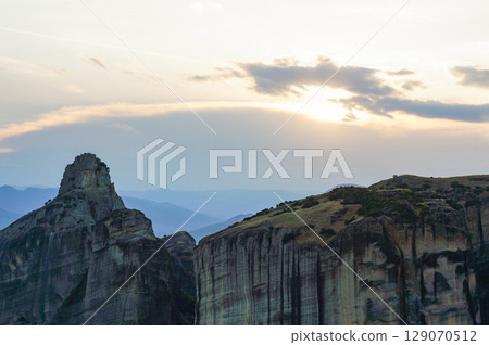 邁泰奧拉奇特岩層上美麗的日落 邁泰奧拉奇特岩層上美麗的日落 129070512