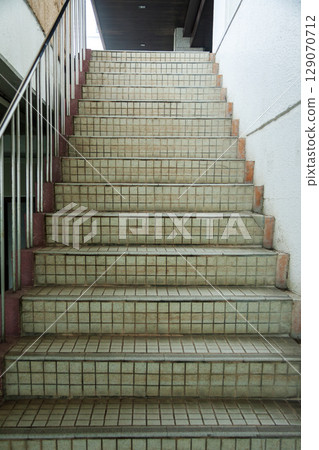 大樓裡的樓梯 大樓裡的樓梯 129070712