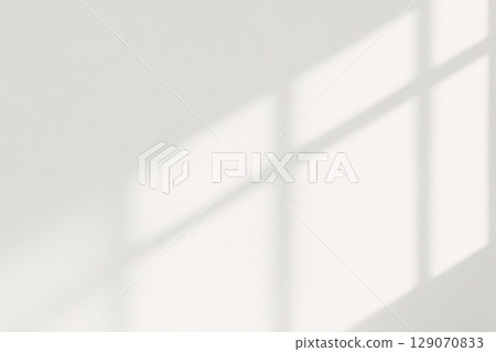 透過大窗戶的光線的抽象的背景 129070833