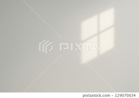 安靜的白色牆壁背景,柔和的窗戶陰影 安靜的白色牆壁背景,柔和的窗戶陰影 129070834
