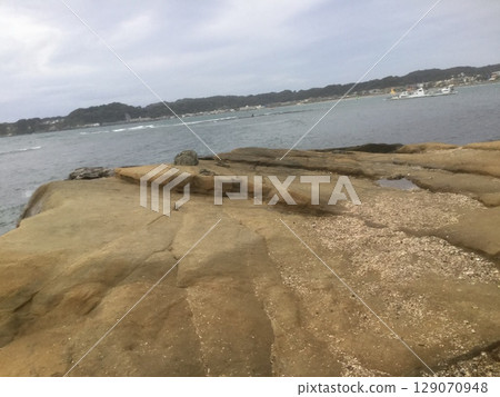鎌倉和江之島健行2023版:從岩石上眺望材木座海岸 鎌倉和江之島健行2023版:從岩石上眺望材木座海岸 129070948