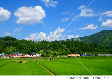 Rice field art station: An upbound train approaches Kamihinokinai Station and an outbound train waits to pass. Akita Nairiku Line Rice field art station: An upbound train approaches Kamihinokinai Station and an outbound train waits to pass. Akita Nairiku Line 129071586