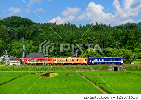 Rice field art station: Trains stopping at Kamihinokinai Station on the Akita Nairiku Line 129071610