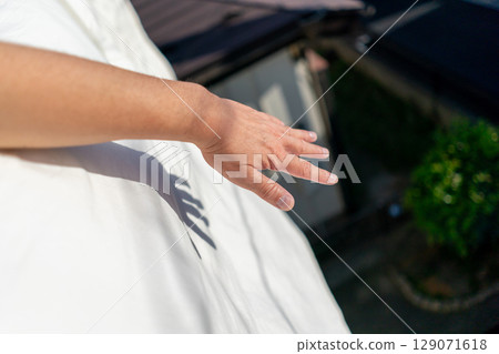 Hanging futons on the railing of the balcony 129071618