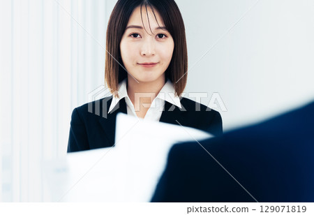 找工作的年輕女子 129071819
