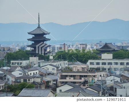 旅遊城市京都的東寺五重塔風景 129071911