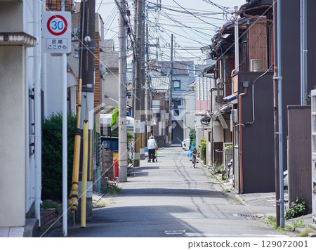 夏日早晨，一位老年婦女獨自在京都的住宅區散步 129072001