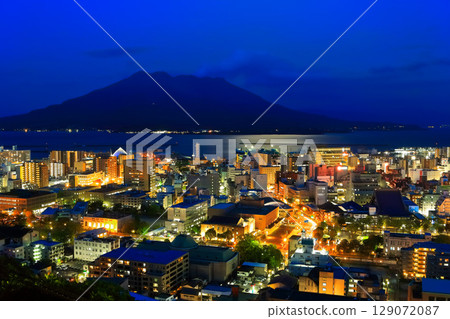 [Kagoshima Prefecture] Night view of Sakurajima and Kagoshima city from Shiroyama Park Observatory 129072087