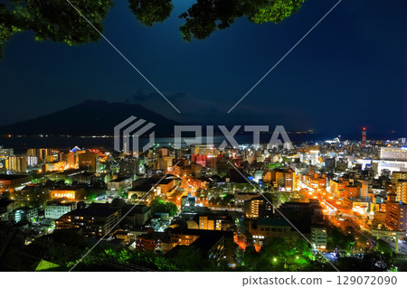 [鹿兒島縣]從城山公園展望台眺望櫻島和鹿兒島市的夜景 129072090