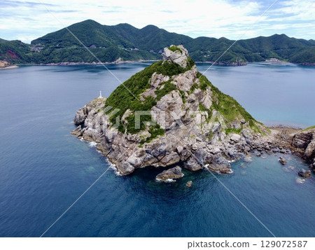 用無人機從空中俯瞰日本長崎縣中通島屋形目公園,以及美麗的海岸線 用無人機從空中俯瞰日本長崎縣中通島屋形目公園,以及美麗的海岸線 129072587