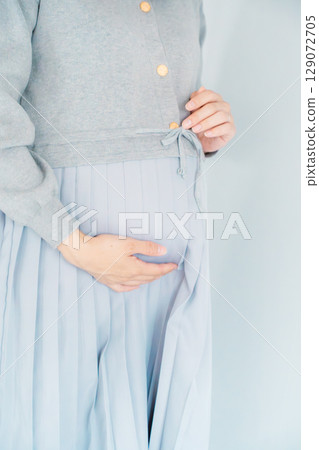 即將分娩的孕婦肖像 129072705