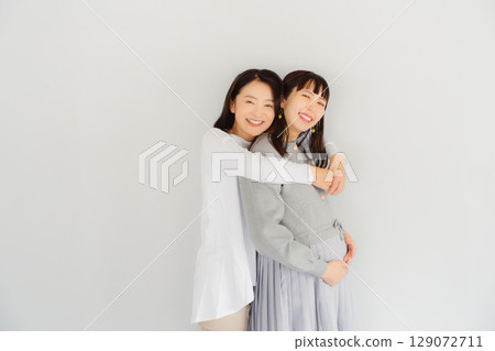 一位幸福的母親和她即將結束懷孕的女兒 129072711