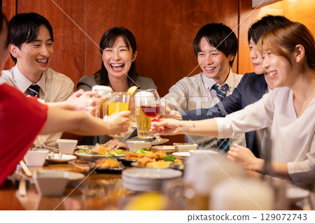 飲酒聚會：年輕人在居酒屋舉杯 129072743