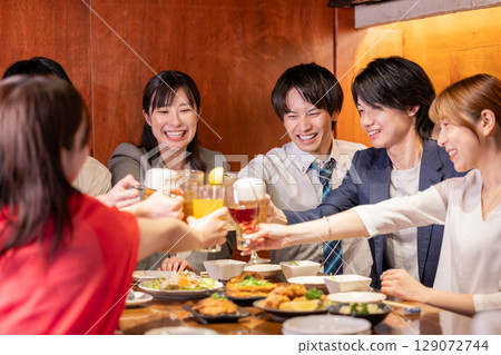 Drinking party: Young people toasting at an izakaya 129072744