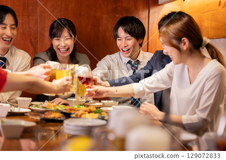 飲酒聚會：年輕人在居酒屋舉杯 129072833