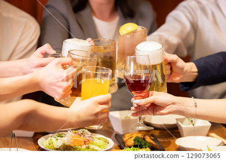 Drinking party, Izakaya, toasting with various drinks 129073065