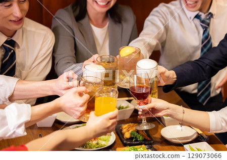 Drinking party, Izakaya, toasting with various drinks 129073066