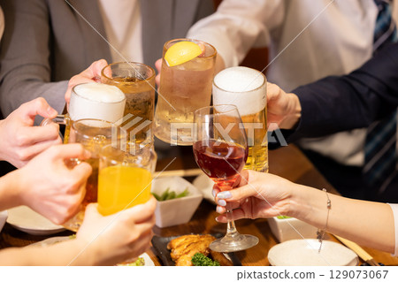 Drinking party, Izakaya, toasting with various drinks Drinking party, Izakaya, toasting with various drinks 129073067