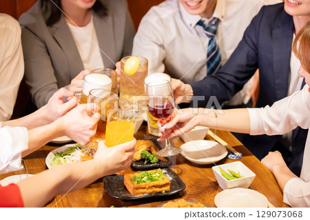 酒會、居酒屋、用各種飲料敬酒 129073068