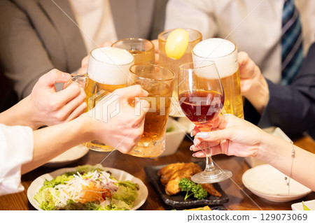 酒會、居酒屋、用各種飲料敬酒 酒會、居酒屋、用各種飲料敬酒 129073069