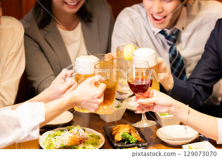 Drinking party, Izakaya, toasting with various drinks 129073070
