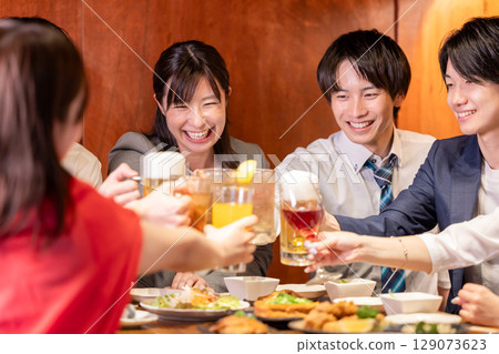飲酒聚會：年輕人在居酒屋舉杯 129073623