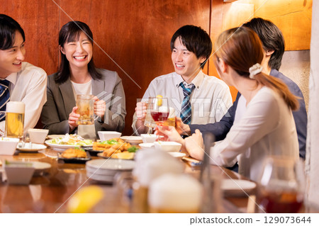 酒會：男人和女人在居酒屋喝酒 129073644