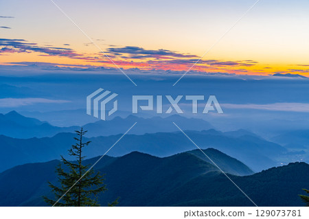 [Nagano Prefecture] Roadside Station Utsukushigahara Highlands: Dawn seen from the observation deck 129073781