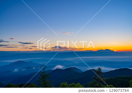 [Nagano Prefecture] Roadside Station Utsukushigahara Highlands: Dawn seen from the observation deck 129073784