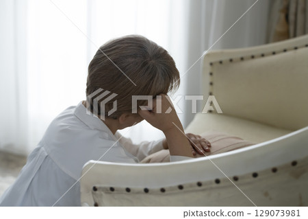 沮喪的年長婦女 沮喪的年長婦女 129073981