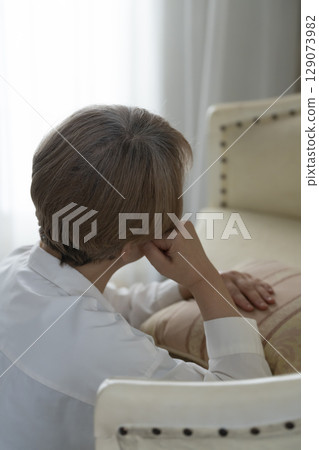 沮喪的年長婦女 129073982