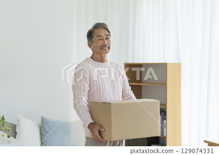 老人拿著紙箱移動整理影像 老人拿著紙箱移動整理影像 129074331