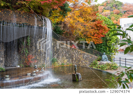 Arima Onsen, autumn leaves at Yukemuri Square and the statue of Toyotomi Hideyoshi, Hyogo Prefecture Arima Onsen, autumn leaves at Yukemuri Square and the statue of Toyotomi Hideyoshi, Hyogo Prefecture 129074374