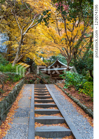 兵庫縣有馬溫泉碳酸泉公園,美麗的秋日風景 兵庫縣有馬溫泉碳酸泉公園,美麗的秋日風景 129074396