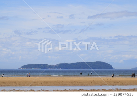 盛夏時節,從父濱海灘望去,伊吹島是一座漂浮在火內灘上的沙丁魚乾島。 盛夏時節,從父濱海灘望去,伊吹島是一座漂浮在火內灘上的沙丁魚乾島。 129074533