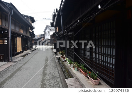 日本岐阜縣的春天:高山市中心的老街道、歷史悠久的日式房屋和路邊美麗的盆栽 日本岐阜縣的春天:高山市中心的老街道、歷史悠久的日式房屋和路邊美麗的盆栽 129074586