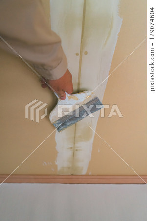 貼壁紙前石膏板的膩子處理 129074604