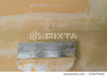 Putty treatment of plasterboard before applying wallpaper Putty treatment of plasterboard before applying wallpaper 129074609