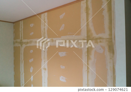 貼壁紙前石膏板的膩子處理 129074621