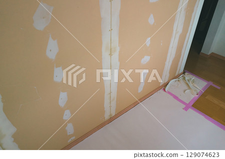 Putty treatment of plasterboard before applying wallpaper Putty treatment of plasterboard before applying wallpaper 129074623