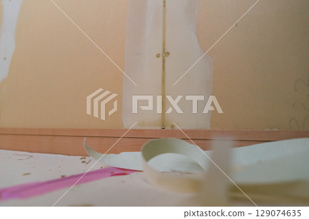 貼壁紙前石膏板的膩子處理 貼壁紙前石膏板的膩子處理 129074635