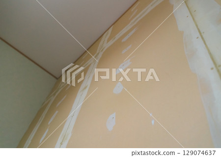 貼壁紙前石膏板的膩子處理 129074637