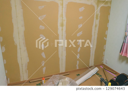 Putty treatment of plasterboard before applying wallpaper Putty treatment of plasterboard before applying wallpaper 129074643