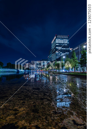 東京丸之內日比谷護城河的夜景 129075033