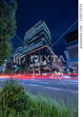 東京丸之內日比谷街的夜景 129075034