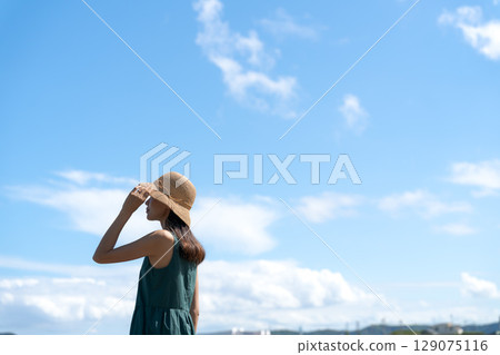 站在藍色大海中的年輕女子 129075116