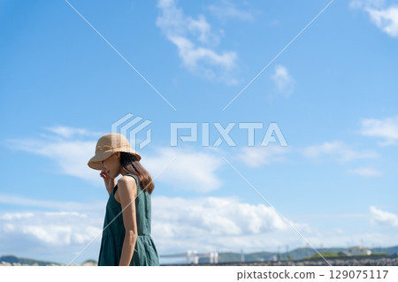 站在藍色大海中的年輕女子 129075117